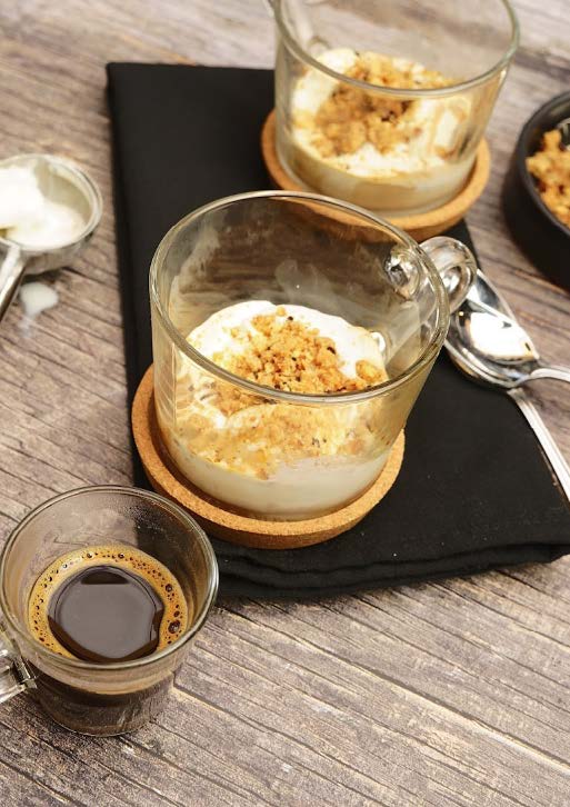 Café Affogato sur glace à la vanille et crumble aux noisettes et aux croquants de café