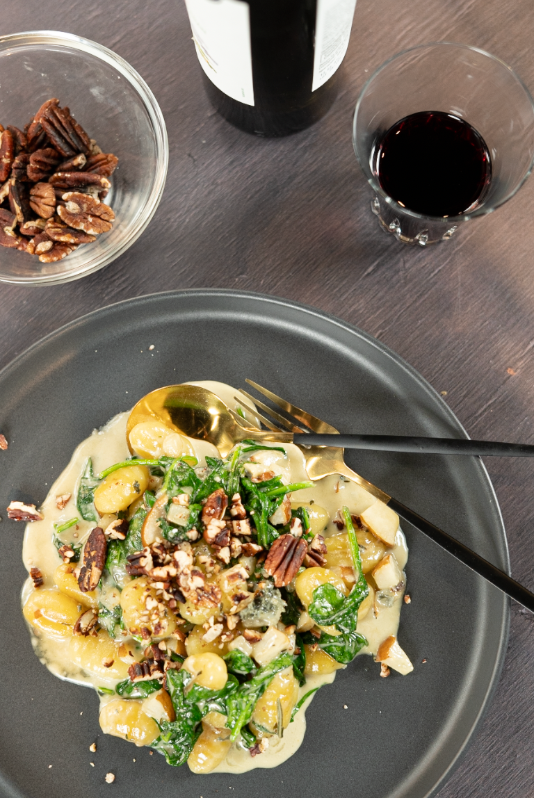 Gnocchis poêlés au fromage bleu, poires caramélisées et herbes fines