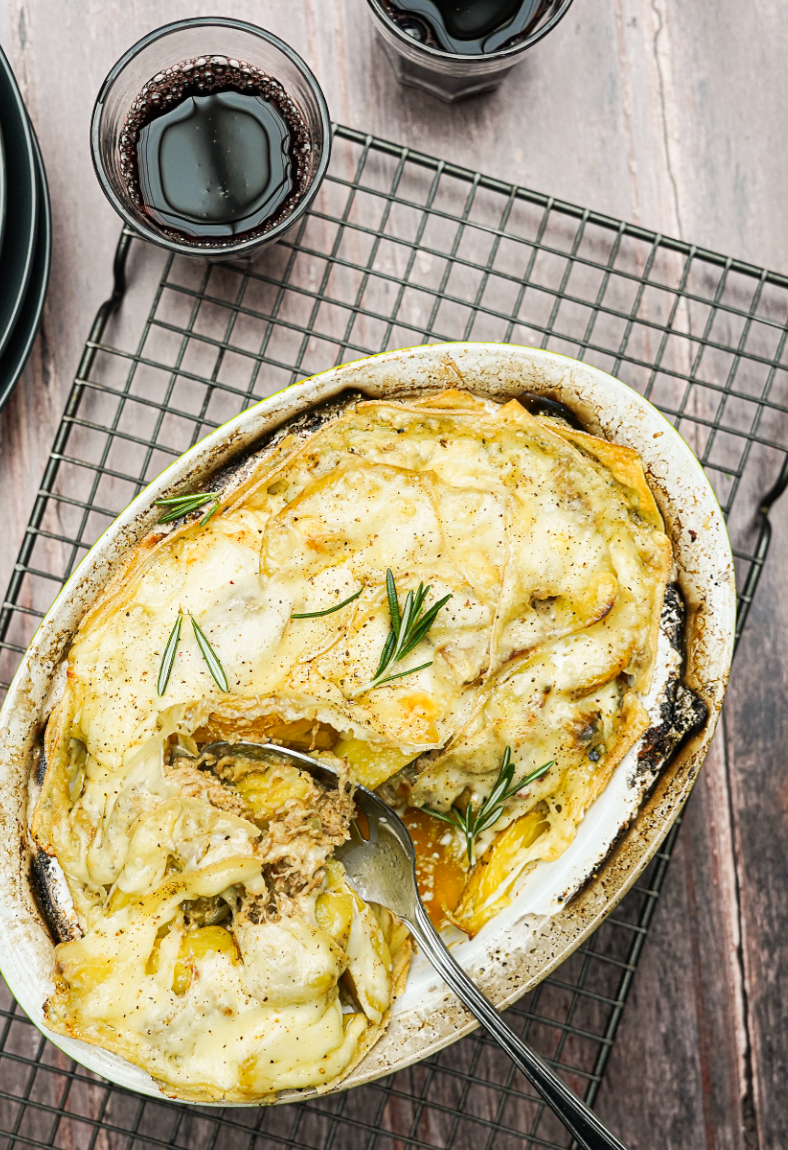 Gratin montagnard de canard confit, pommes de terre rôties, lardons et fromage à raclette