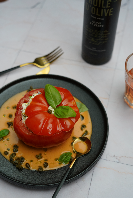 Tomates ancestrales farcies à la stracciatella, émulsion froide de tomate au miel et herbes salées
