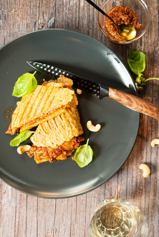 Grilled cheese à l’avoine & pesto de tomates séchées