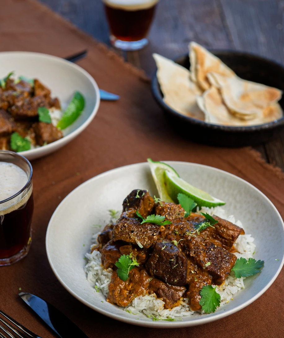Bœuf braisé aux épices tandoori, oignons fondants et lait de coco