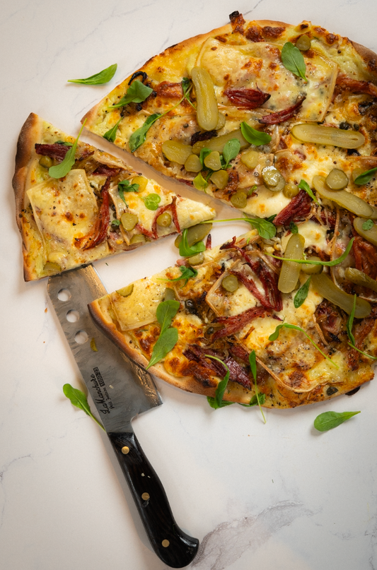 Pizza blanche au jambon braisé, façon raclette, crème de cottage fouetté au basilic