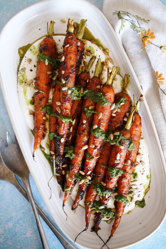 Carottes rôties au miso, pesto de fanes et ricotta crémeuse