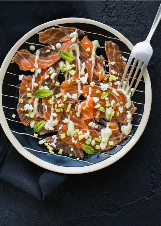 Carpaccio de saumon à l'avocat, à la menthe et au basilic