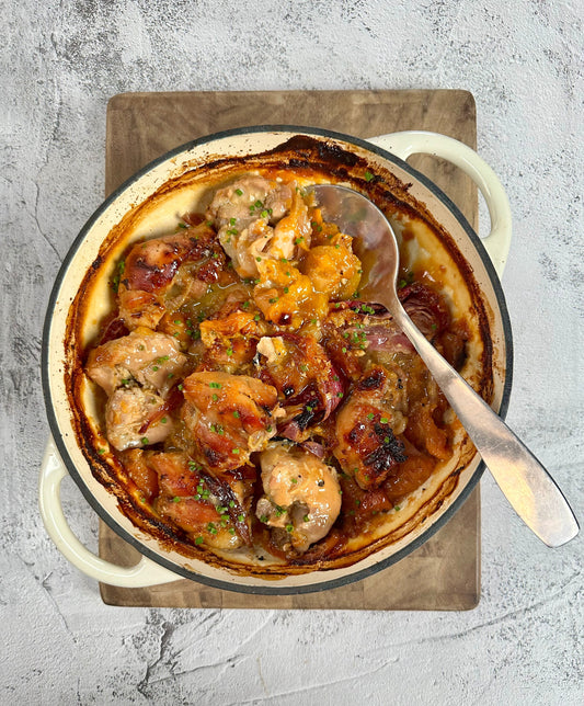 Casserole de poulet, abricot et oignons rouges