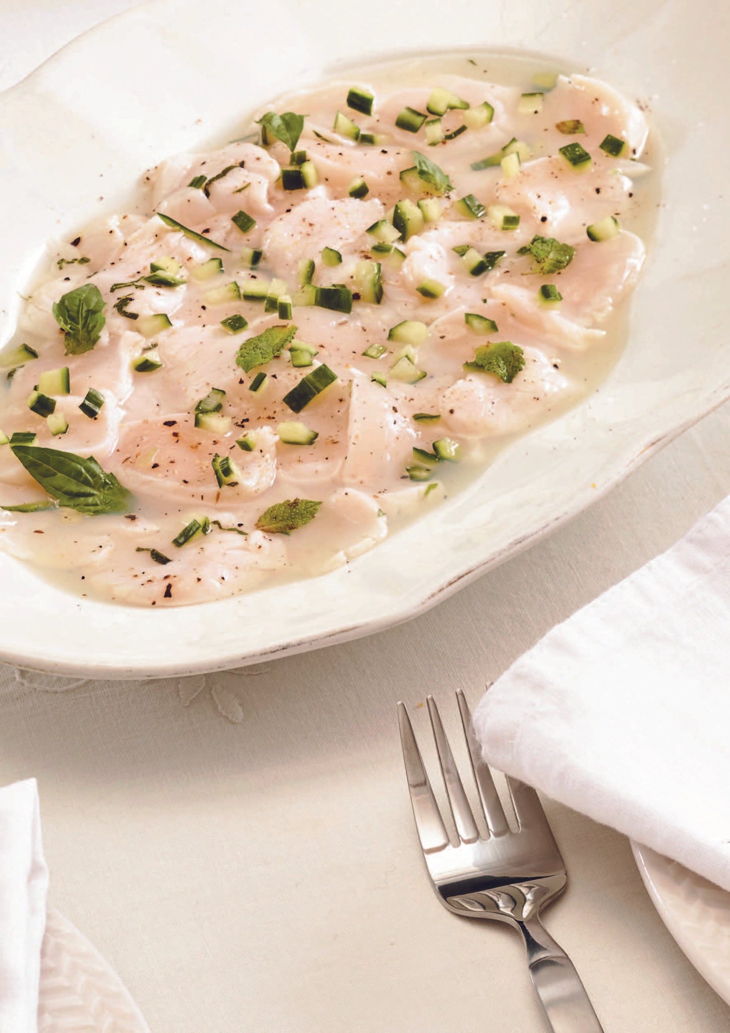 Ceviche de pétoncles au gin, au jus de concombre et au citron vert
