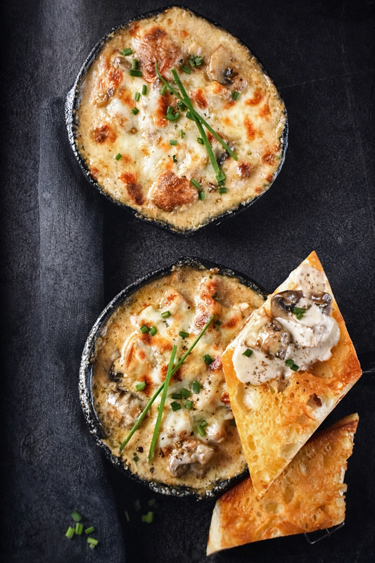 Champignons gratinés, sauce crémeuse à l’ail noir
