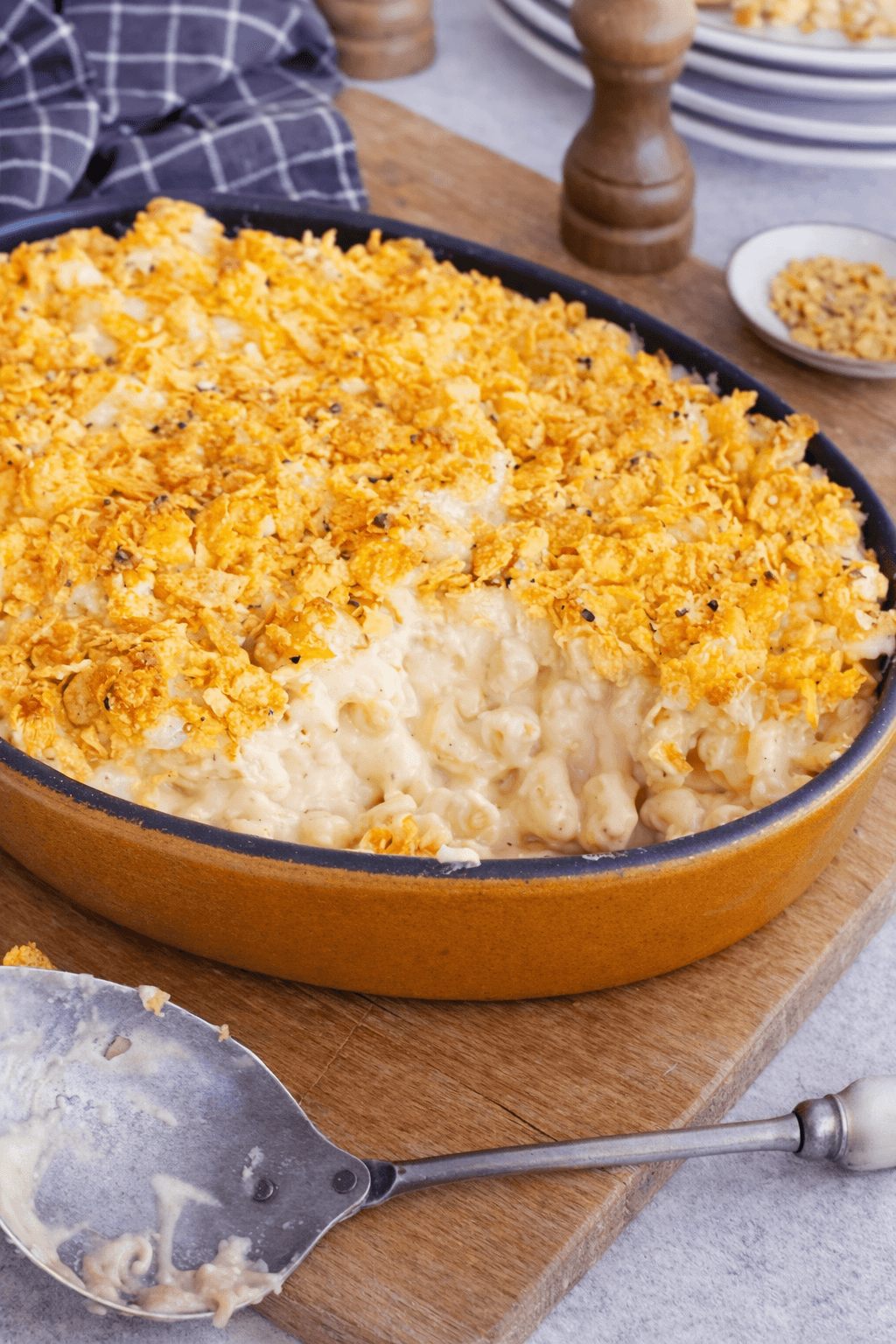 Casserole de mac’n’cheese aux six fromages, crumble de Corn Flakes épicés