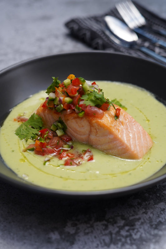 Chaud-froid de saumon poêlé sur soupe fraîche d’avocats et concombres