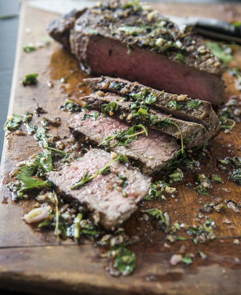 Contre-filet de boeuf grillé, marinade express aux herbes fraîches et au vieux vinaigre de vin