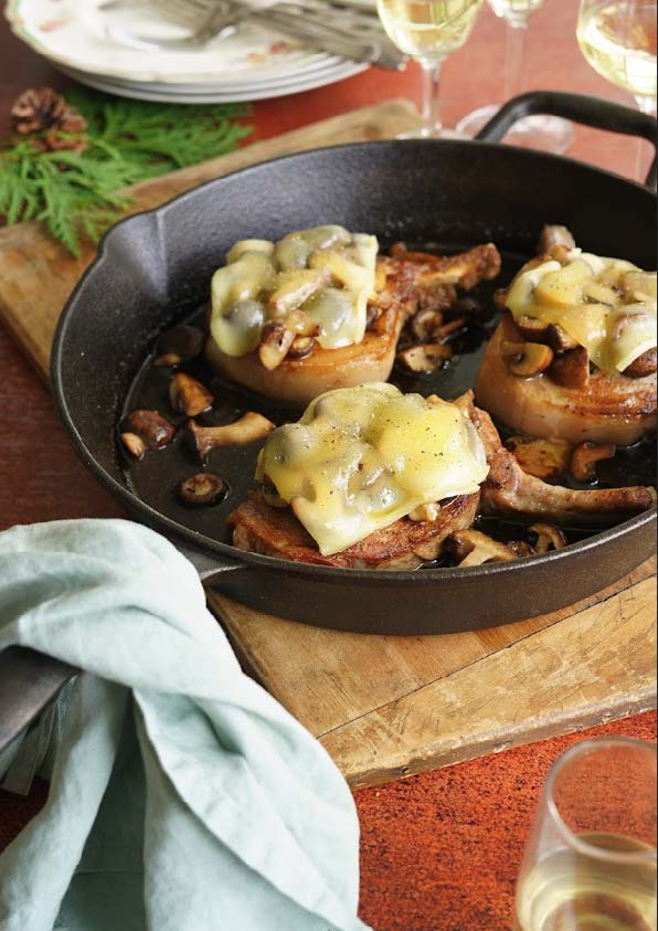Côtelettes de porc, champignons au beurre à l’ail et fromage raclette