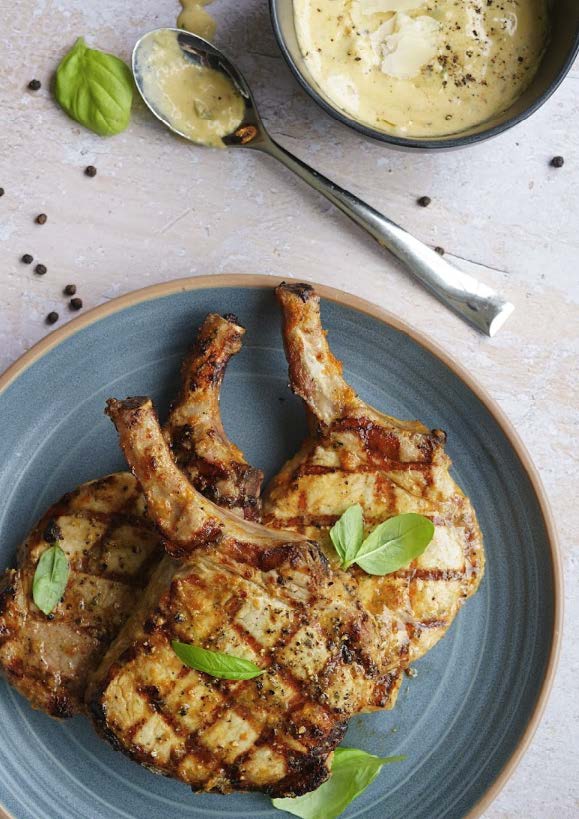 Côtes de porc grillées à la Calabrese, crémeuse de tomates confites au parmesan
