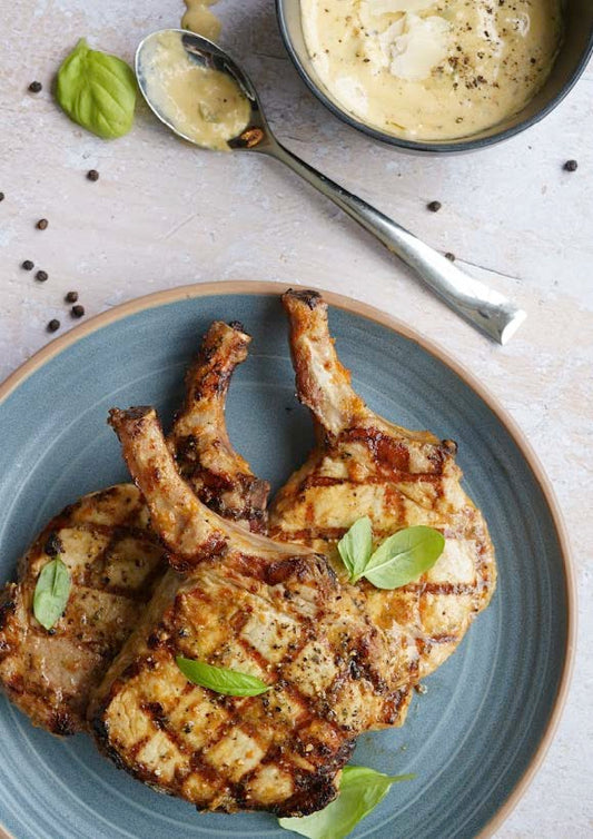 Côtes de porc grillées à la Calabrese, crémeuse de tomates confites au parmesan