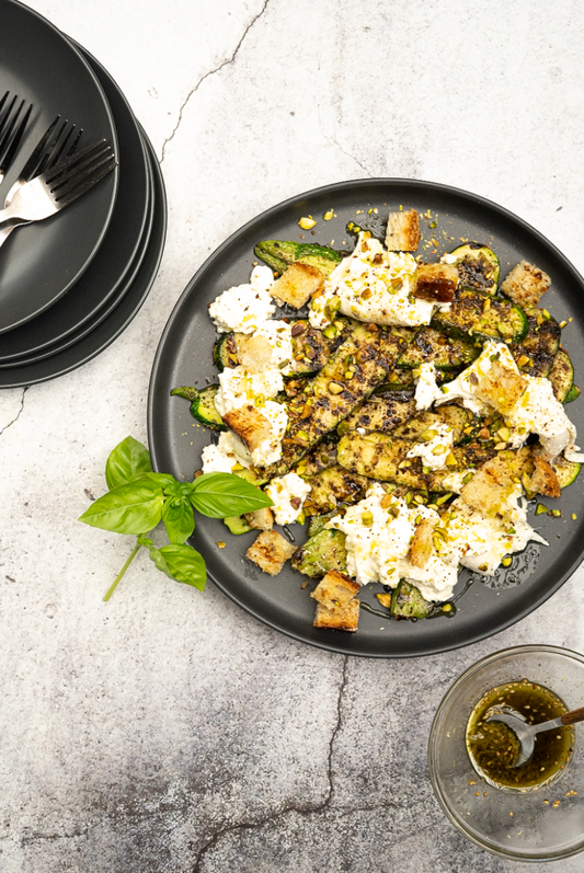 Courgettes grillées au zaatar, burrata crémeuse, croûtons BBQ à l’ail confit et huile parfumée au citron