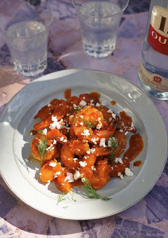 Crevettes flambées à l’ouzo, tomates cerises et feta émiettée