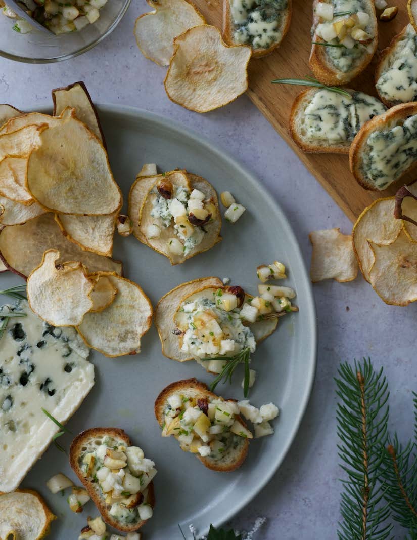 Crostini de poires déshydratées, fromage bleu et salsa de poires