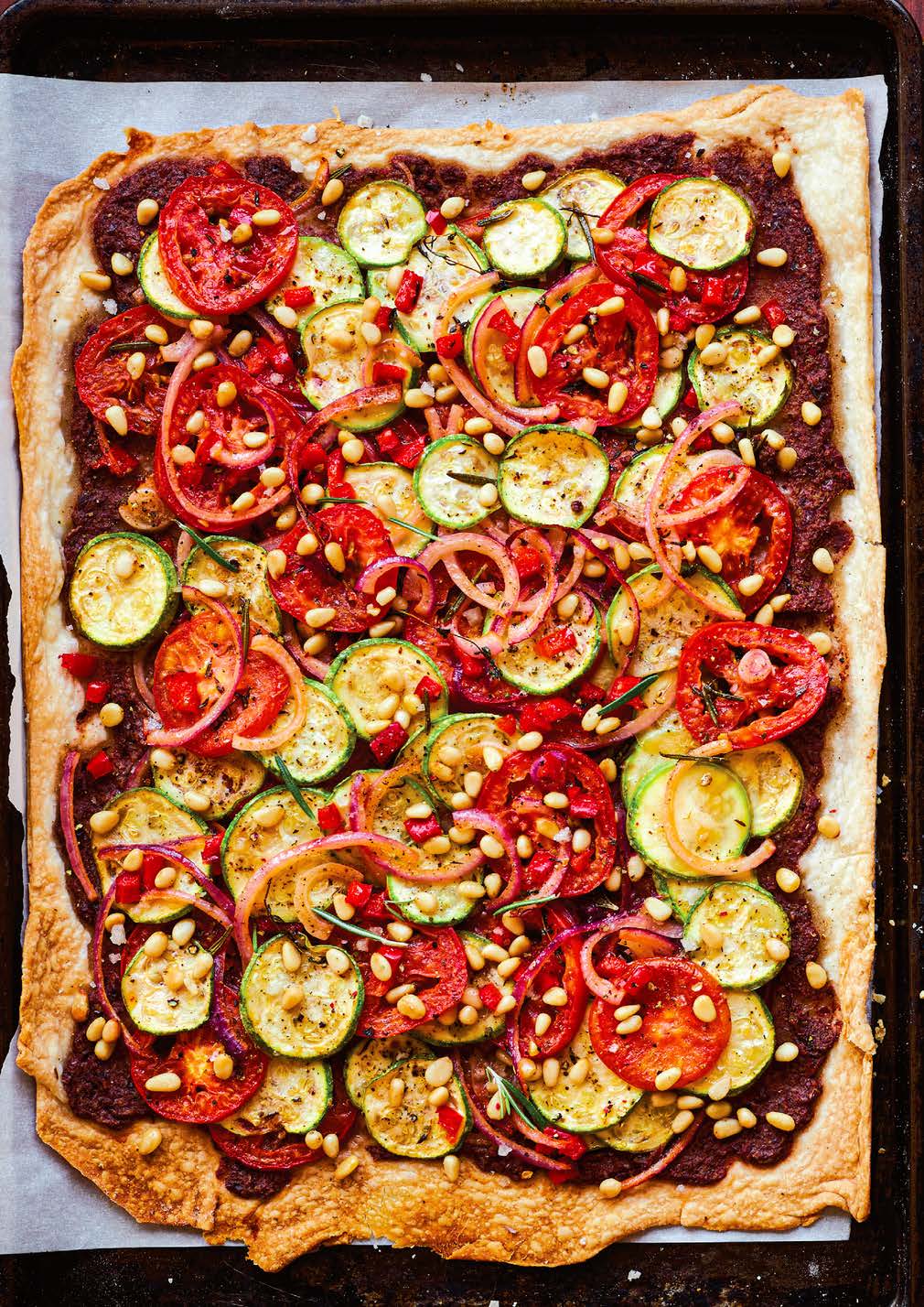 Croûte de légumes rôtis à la tapenade d’olives, comme une ratatouille