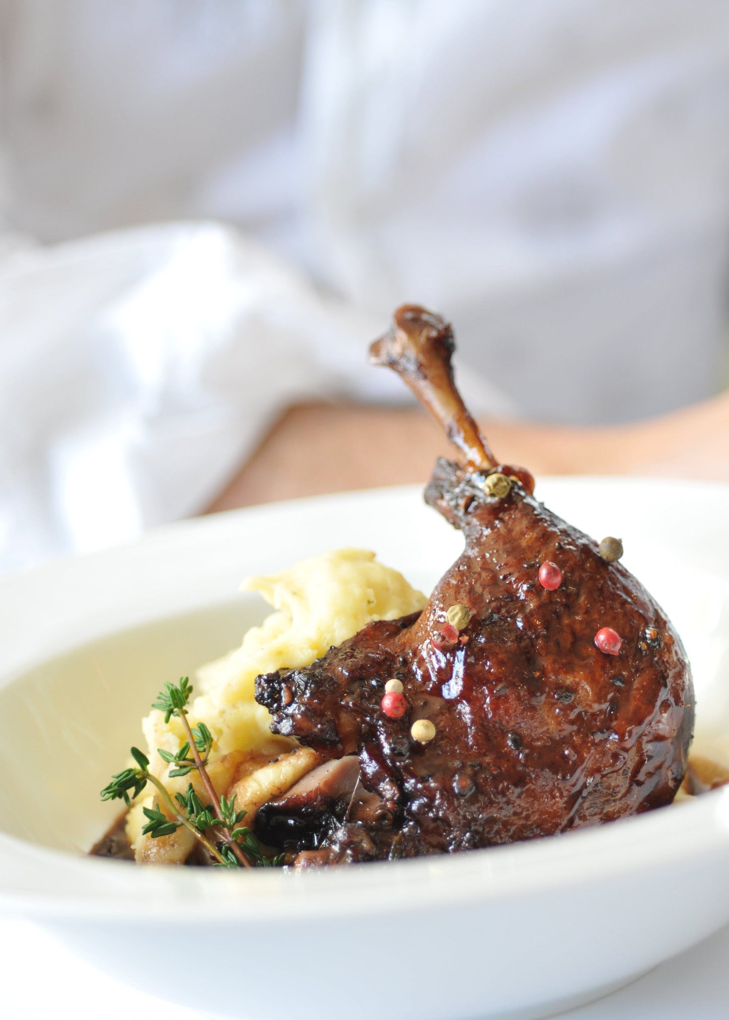 Cuisses de canard braisées au vin rouge et aux poivres