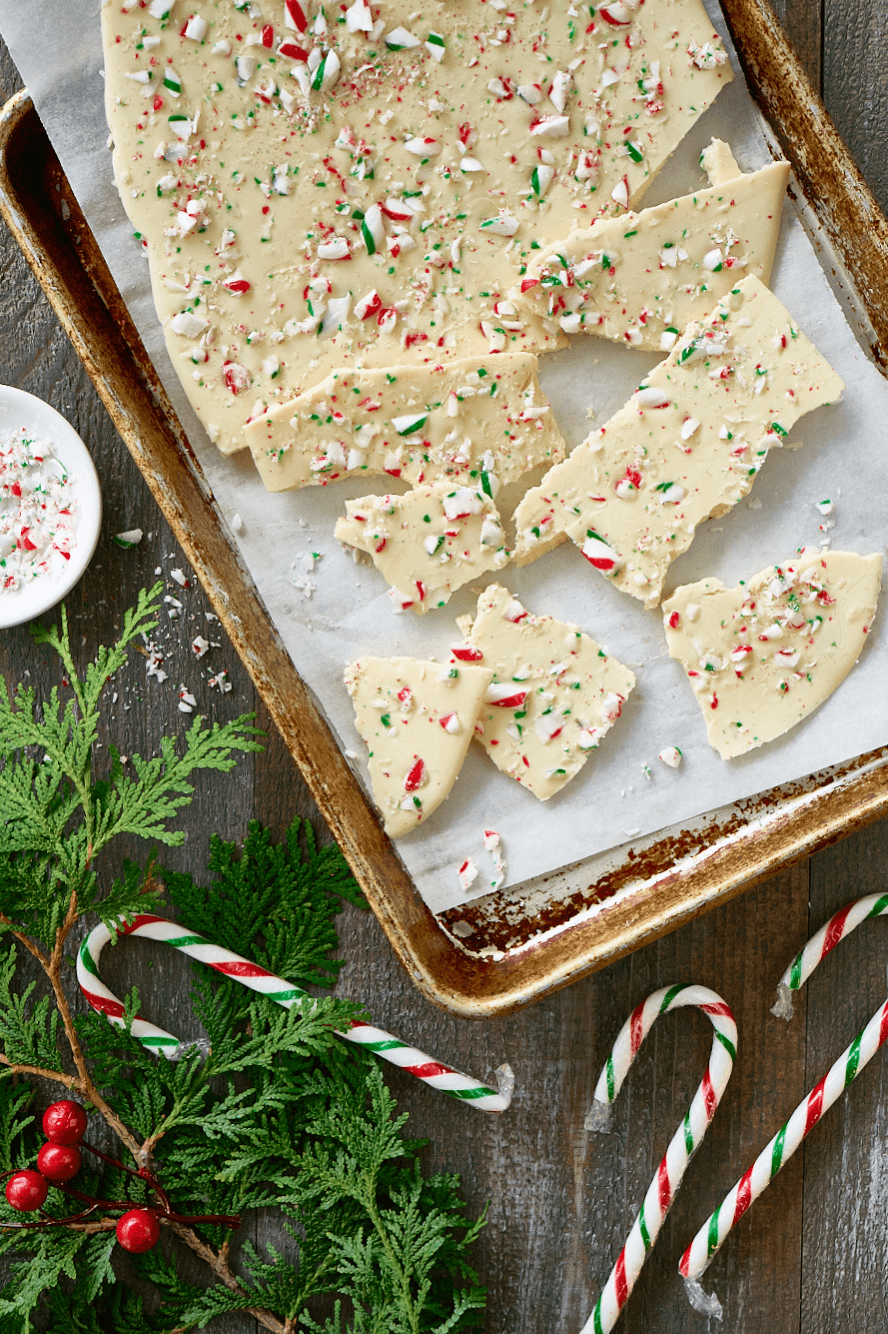 Écorces de chocolat blanc et cannes de Noël croquantes