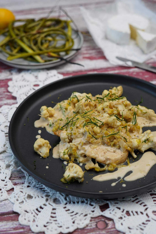 Escalopes de poulet au fromage Sœur Angèle, poireaux et chou-fleur