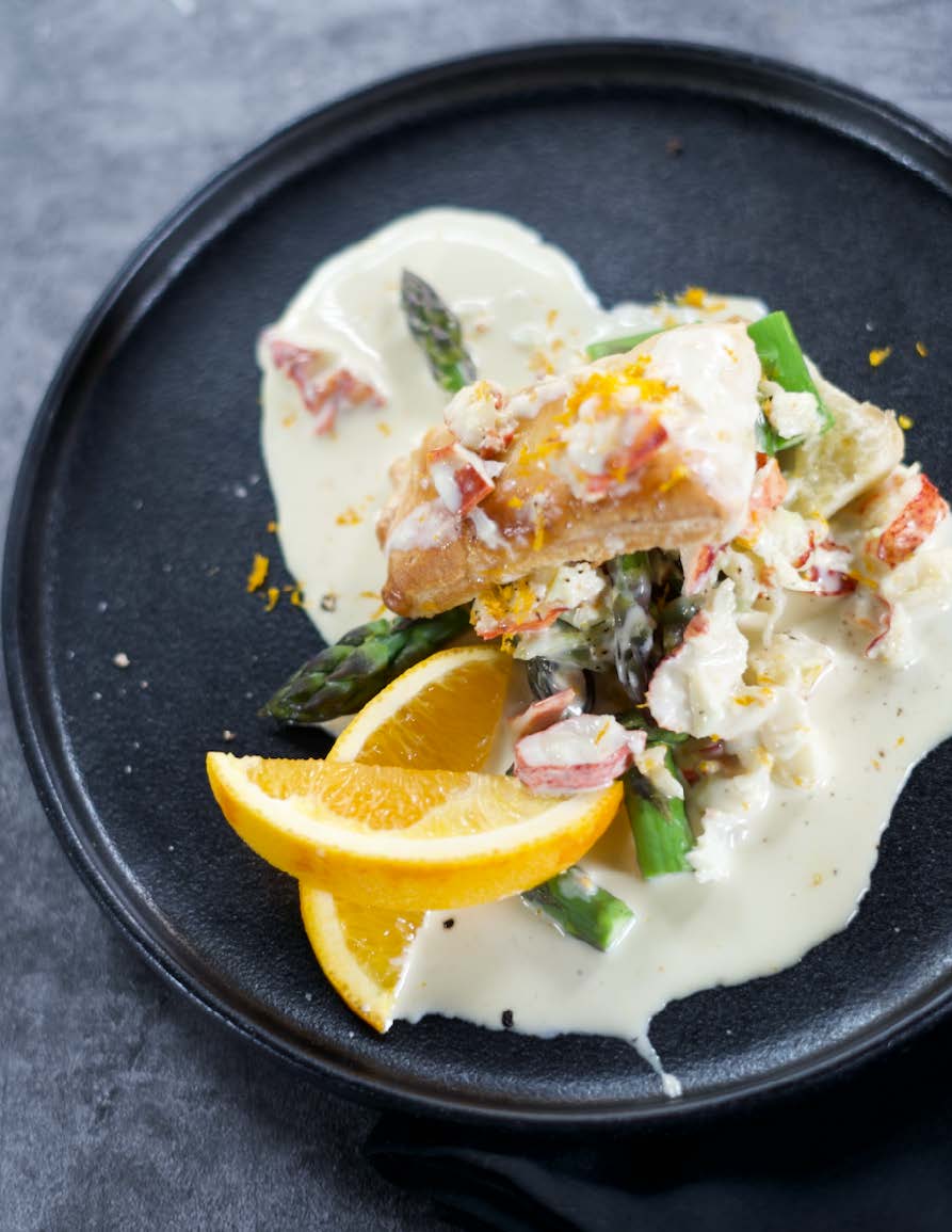 Feuilletés d’asperges à la crème de homard