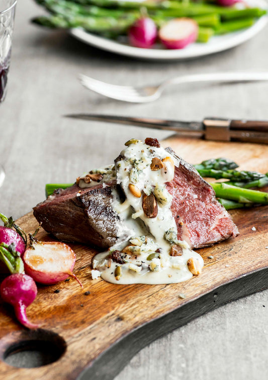 Filet de bœuf poêlé, crémeuse de bleu et noix