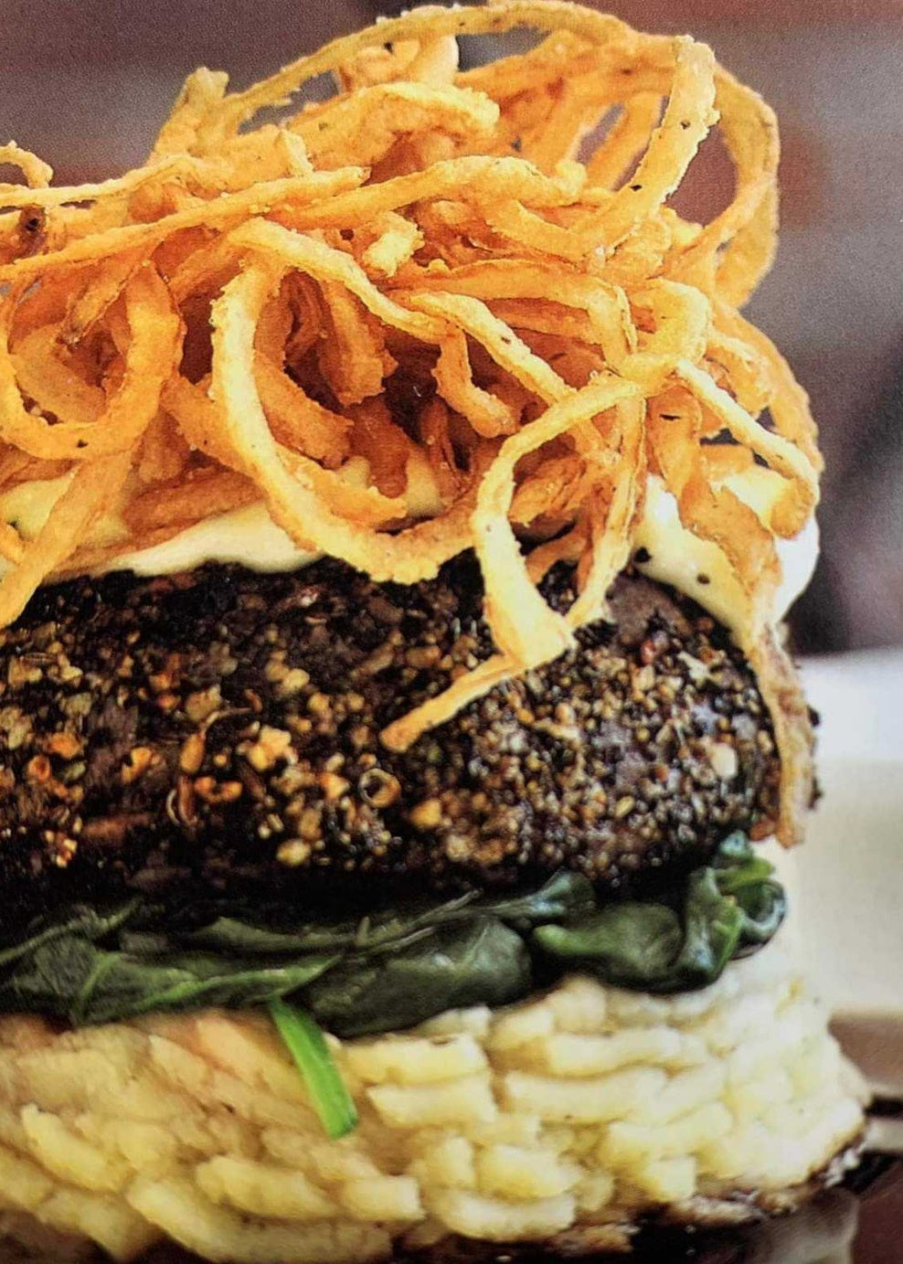 Filets de boeuf grillés, aïoli fondant et oignons frits