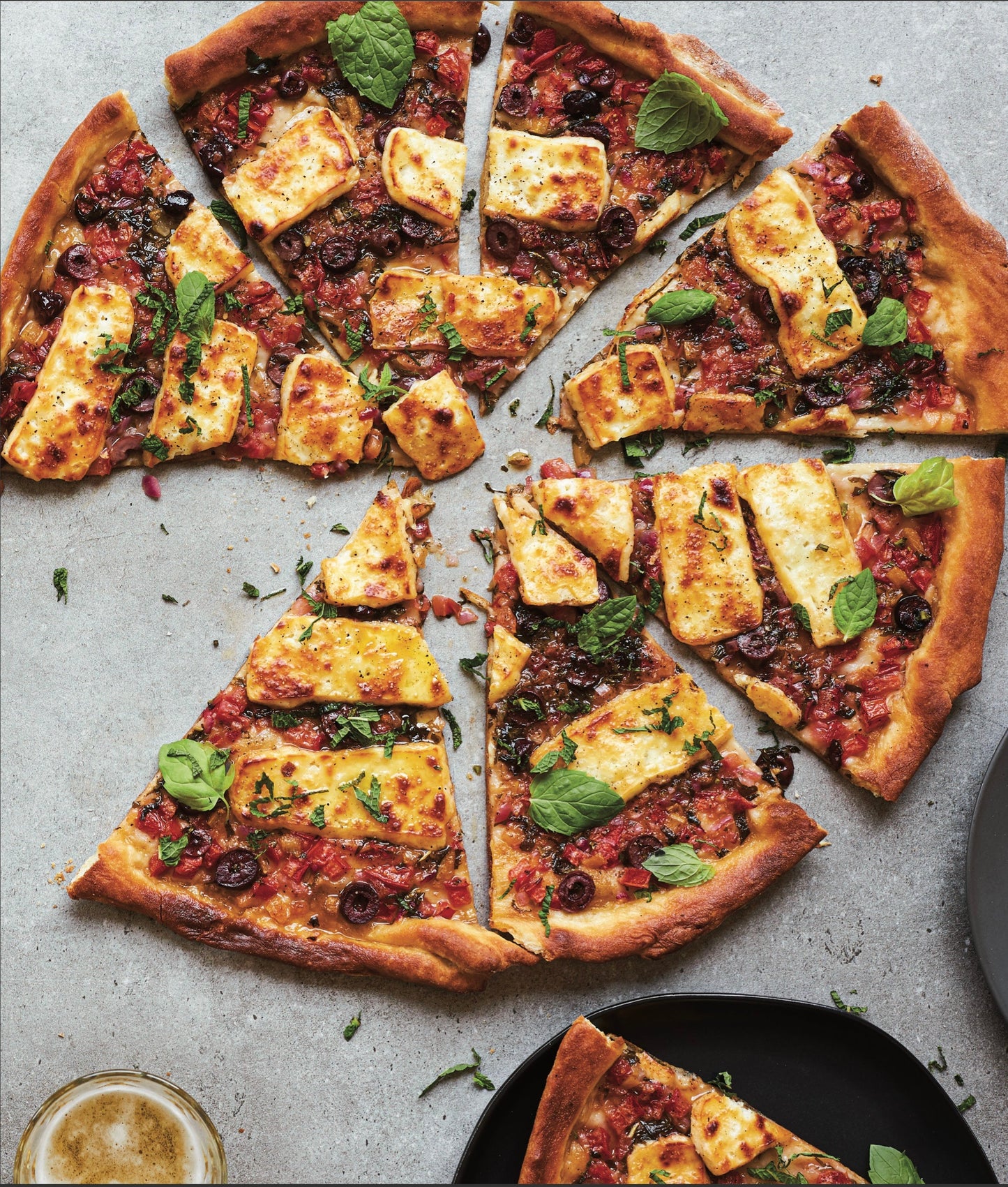 Fine pizza au halloumi fondant, au citron confit et aux fines herbes