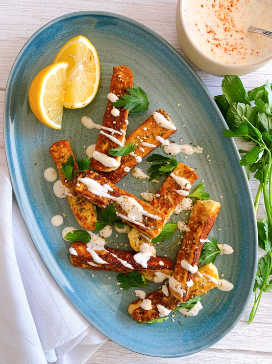 Frites d’halloumi au zaatar, sauce yogourt à l’érable et à l’espelette