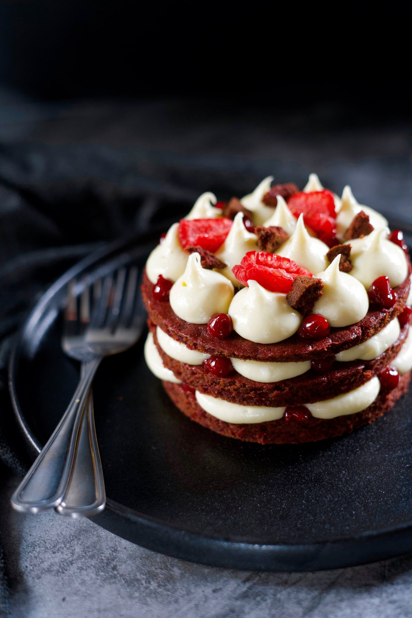 Gâteau à la betterave, chocolat, café et framboises