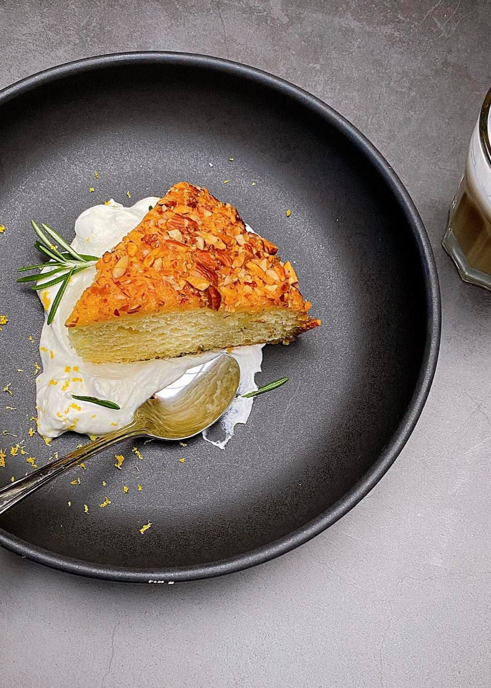 Gâteau au citron, amandes et sirop au romarin