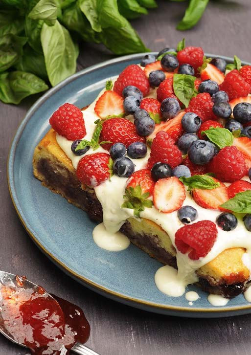 Gâteau moelleux à la confiture de fruits des bois et aux agrumes