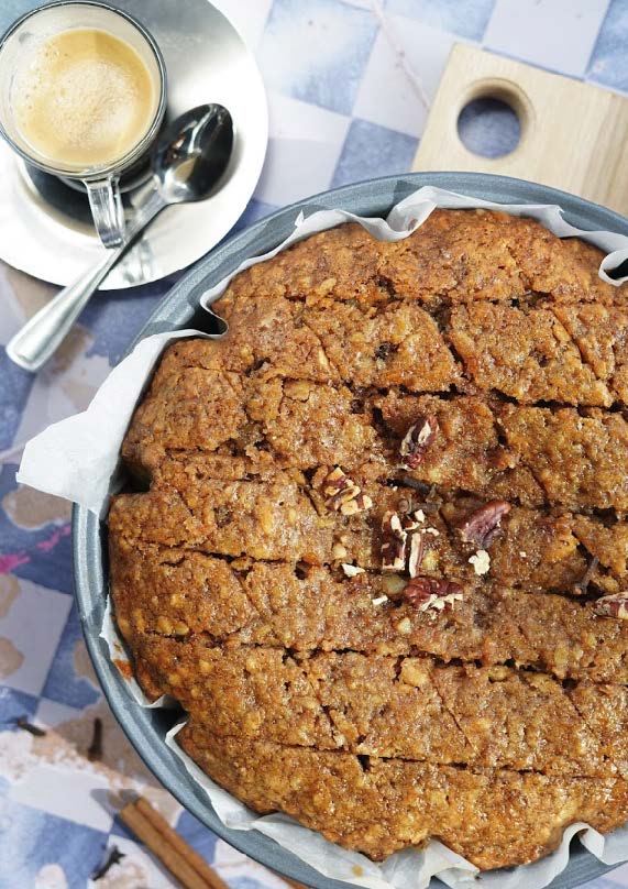 Gâteau aux noix et sirop épicé à la cannelle (Karydopita)