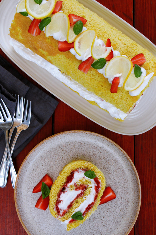 Gâteau roulé au citron, fraises et basilic