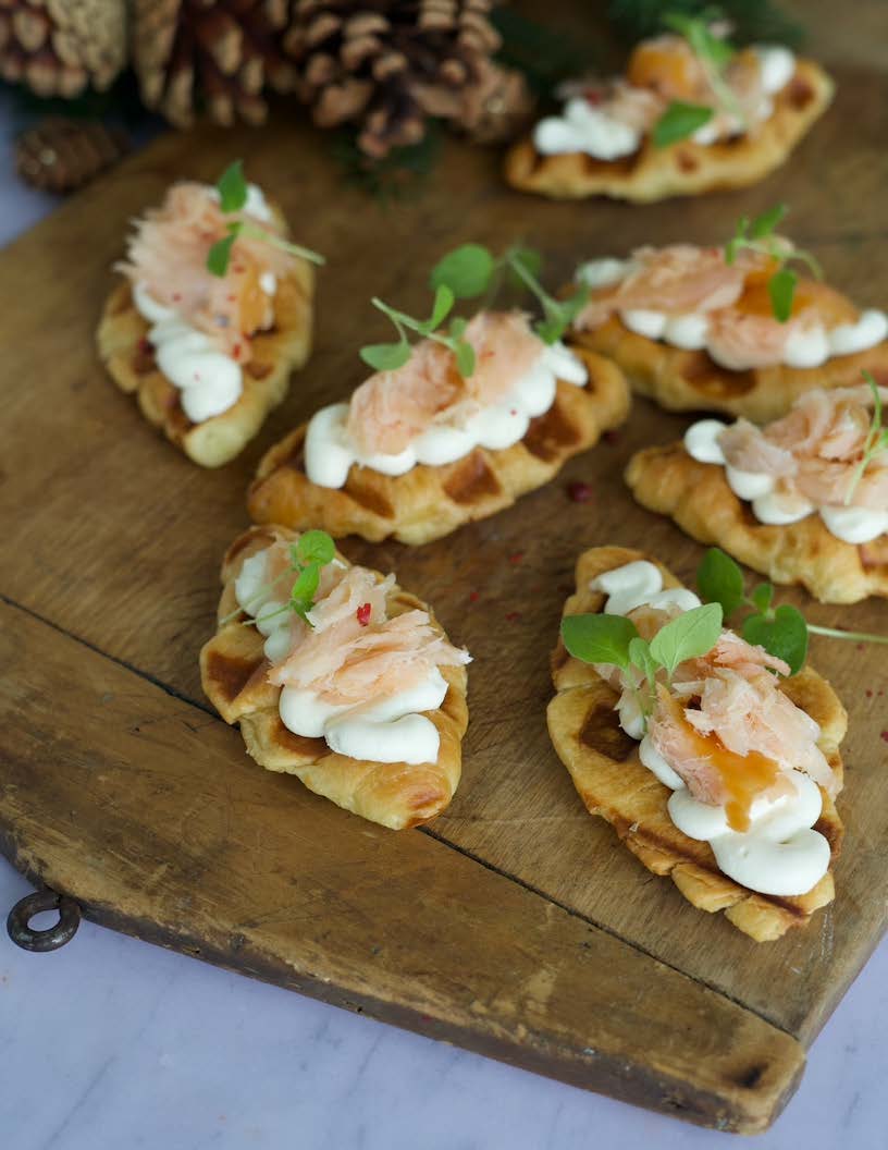 Gaufres de mini croissants, crème de fromage et saumon fumé à chaud