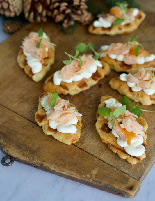 Gaufres de mini croissants, crème de fromage et saumon fumé à chaud