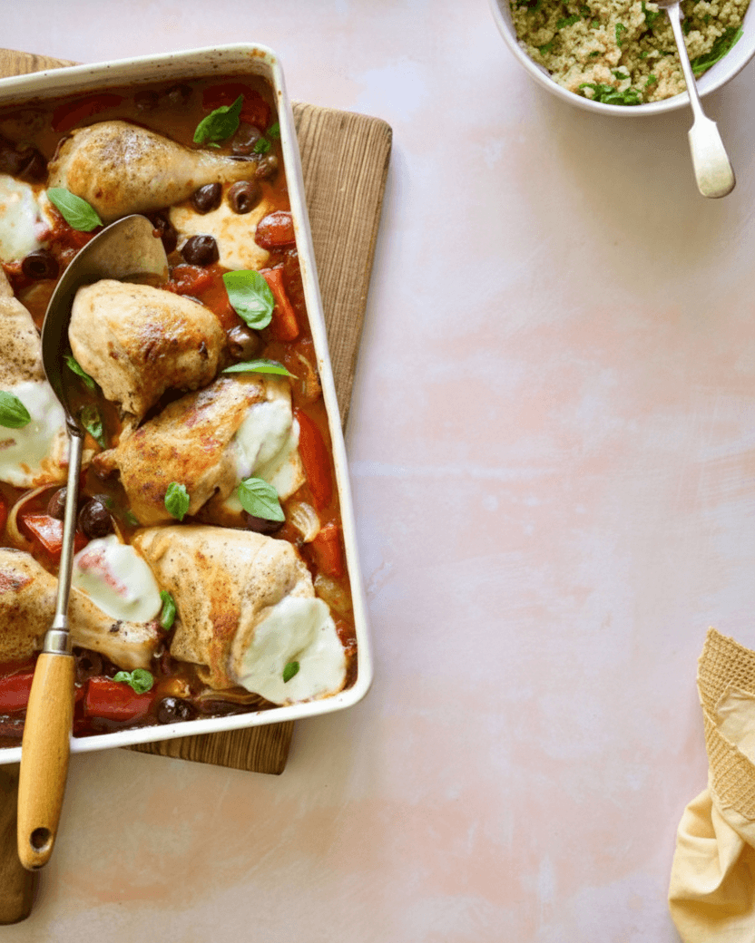 Casserole de poulet, tomate, olives et mozzarella
