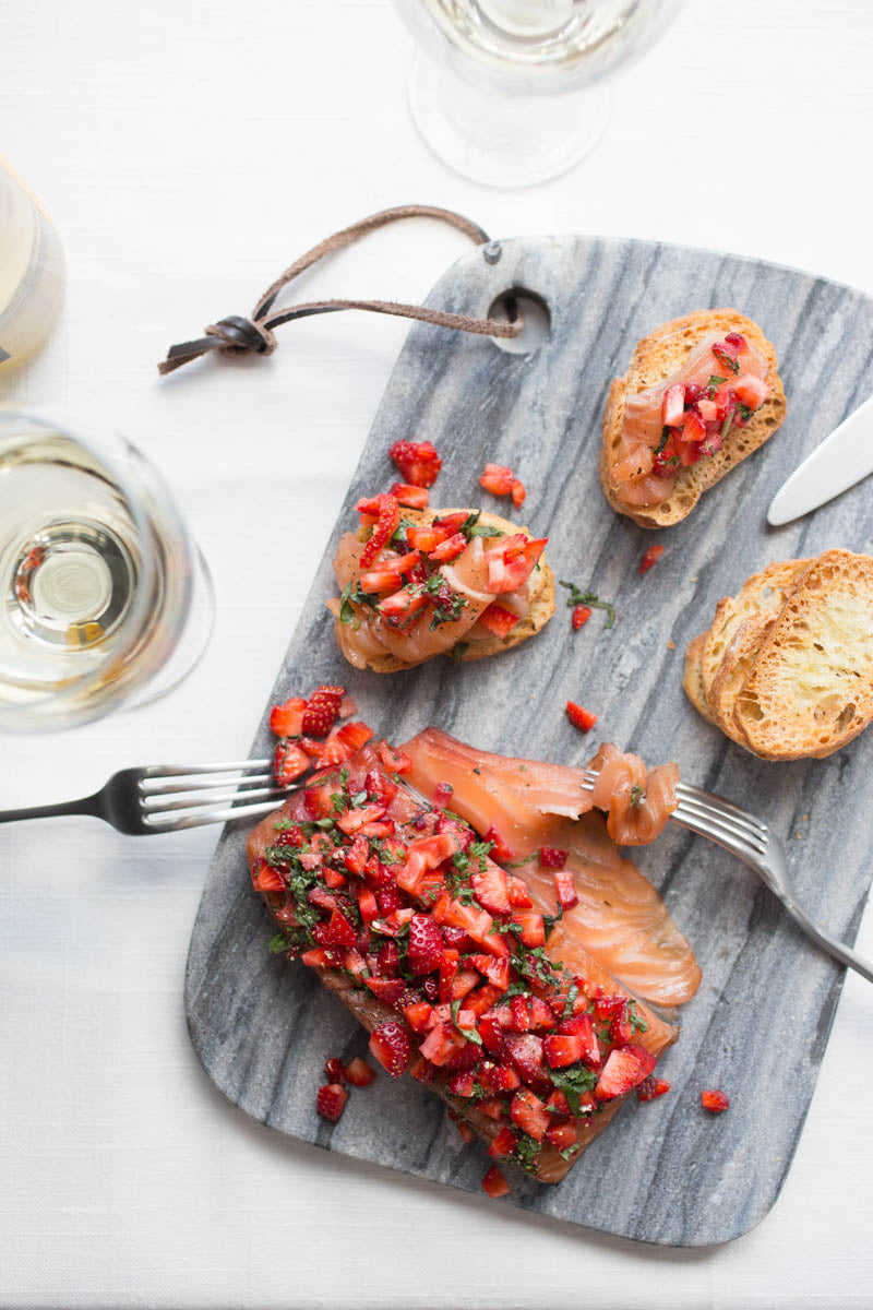 Gravlax de saumon aux fraises, au basilic et au balsamique