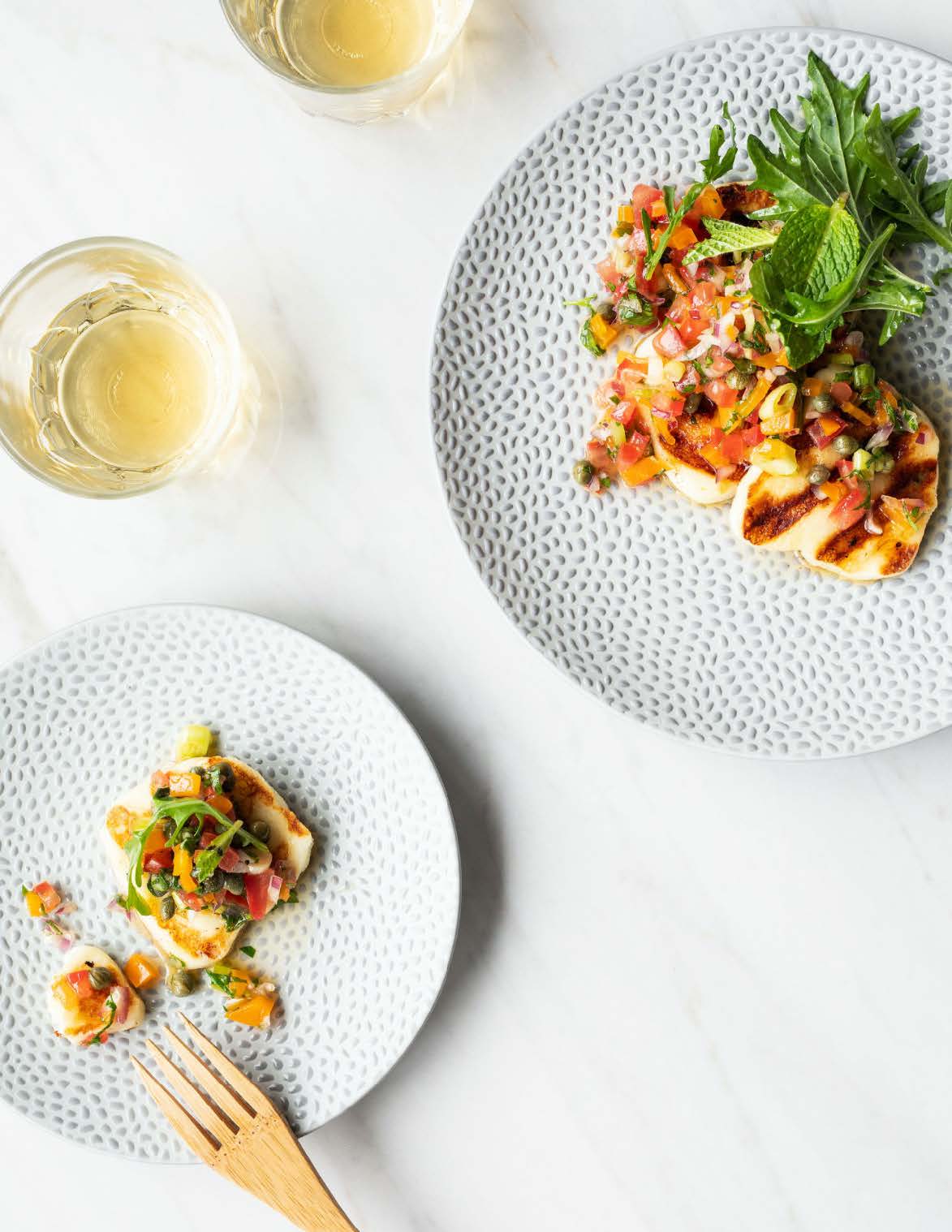 Halloumi poêlé, salsa de pêches, tomates et menthe