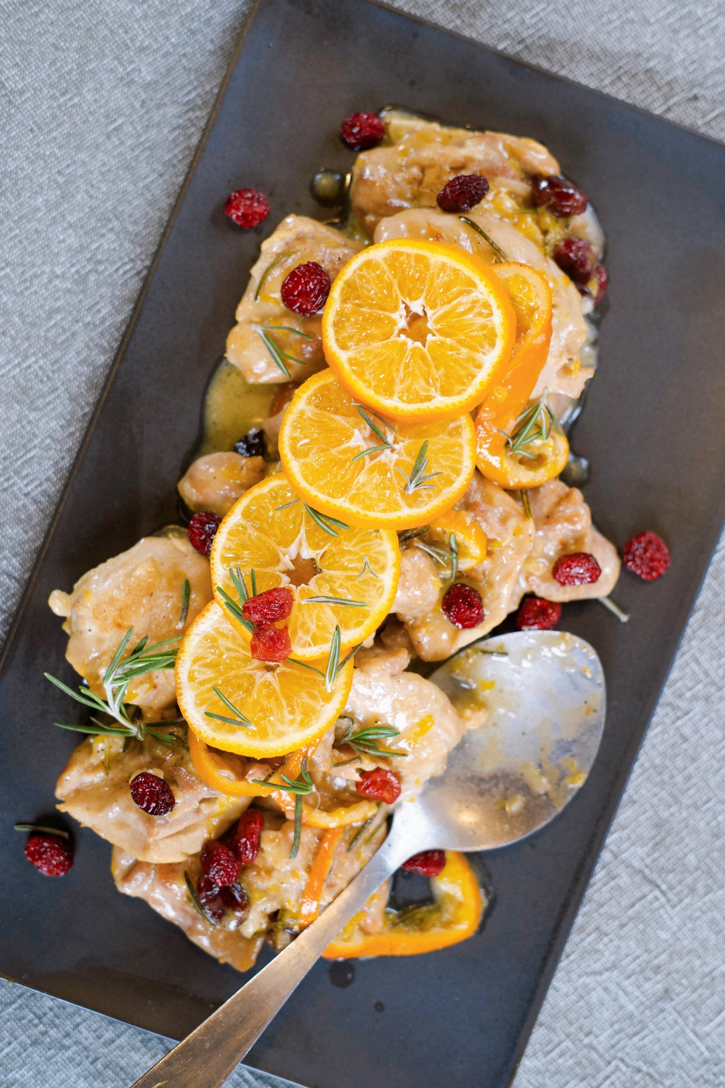 Hauts de cuisses de volaille, clémentine, canneberges séchées et romarin