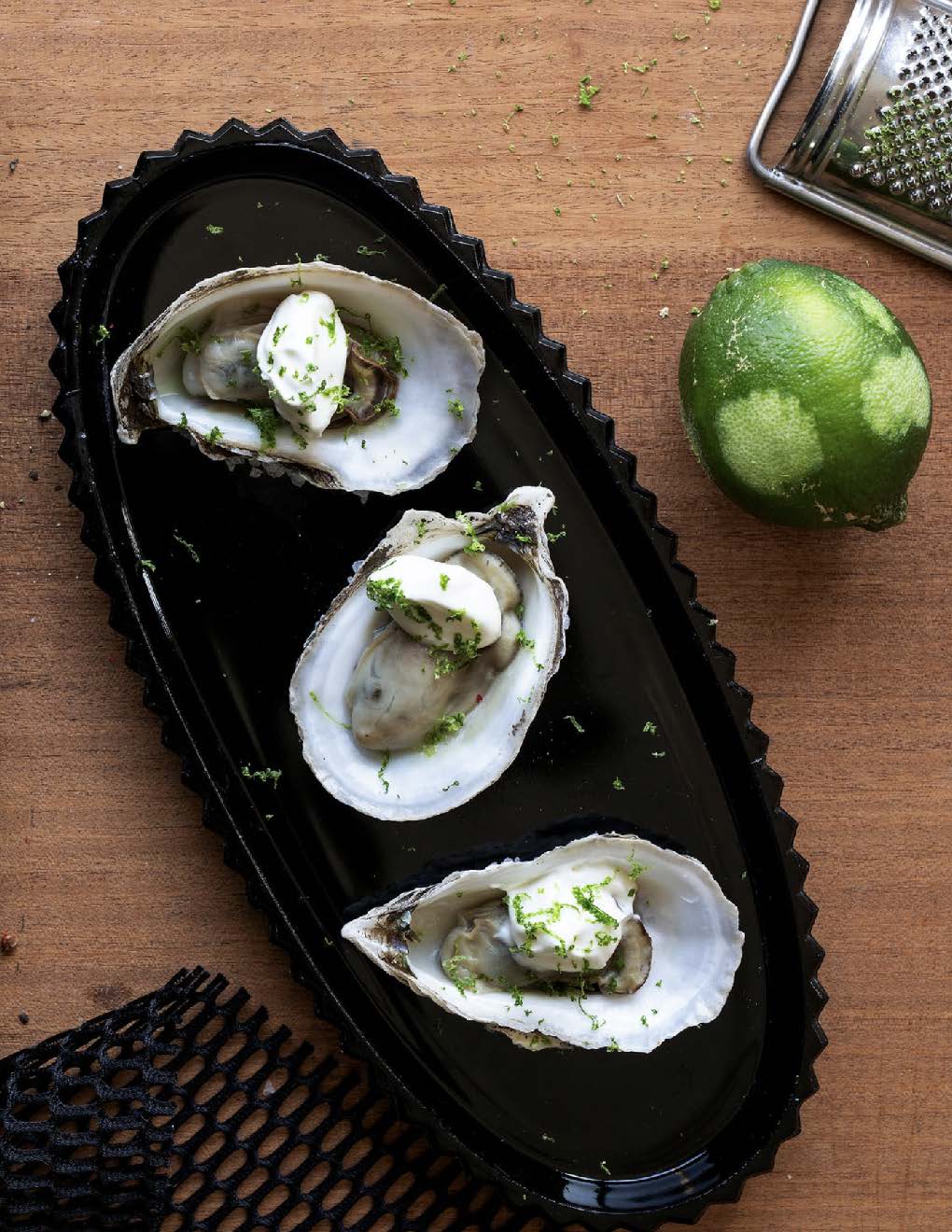 Huîtres mi-cuites, crème aigrelette miel et citron vert
