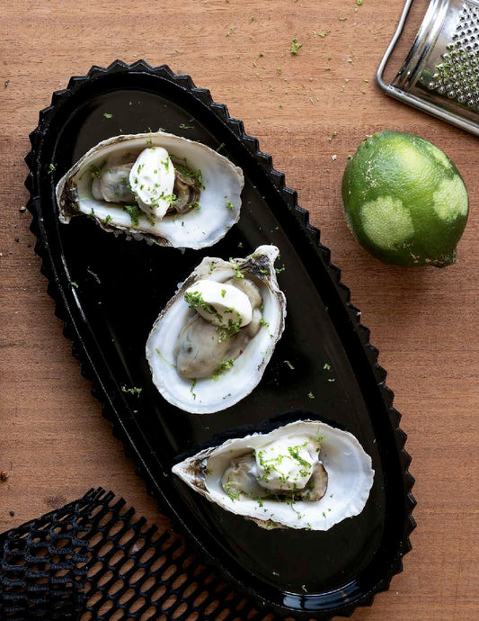 Huîtres mi-cuites, crème aigrelette miel et citron vert
