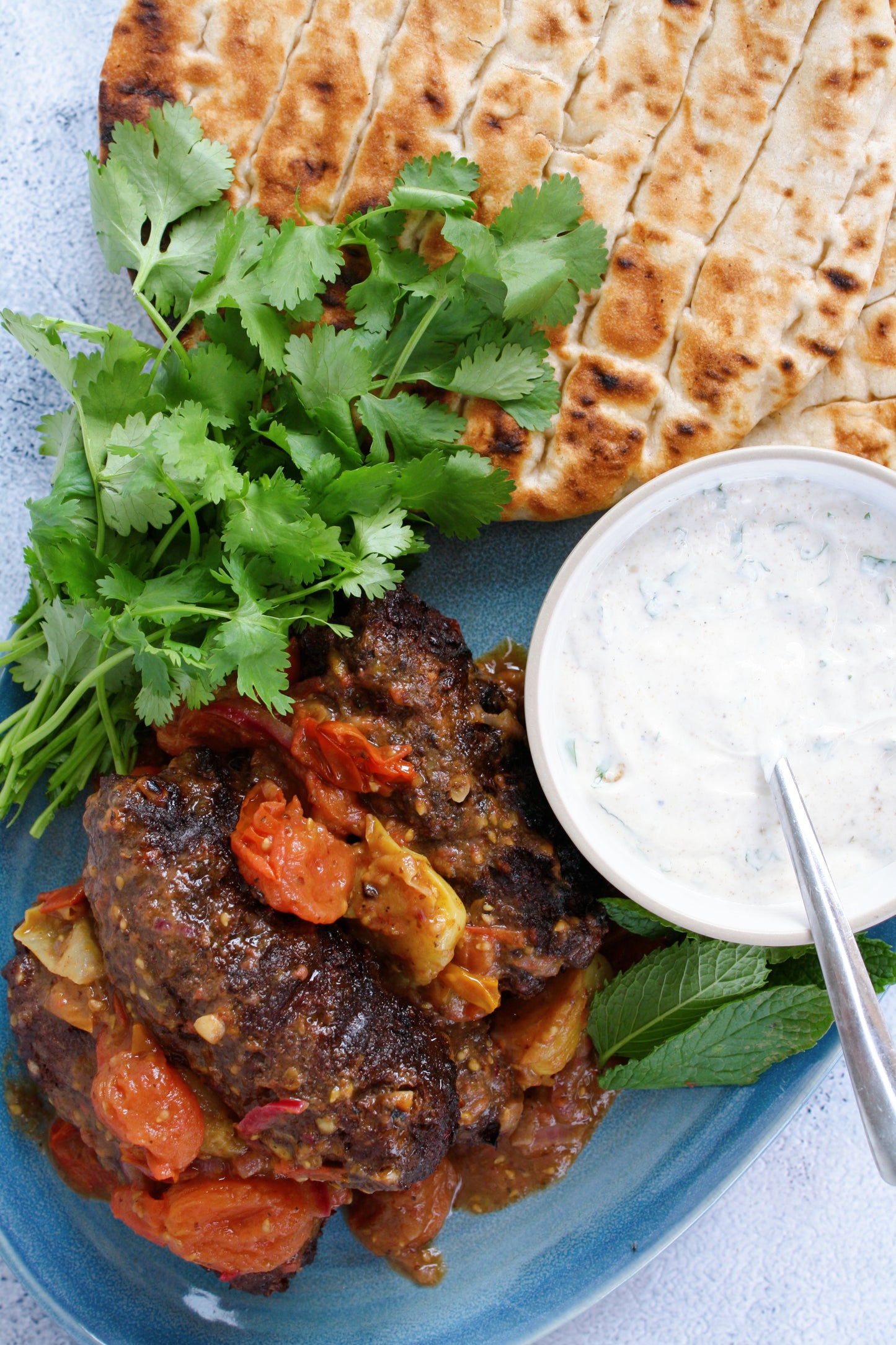Keftas de bœuf, sauce aux tomates rôties et yogourt citronné