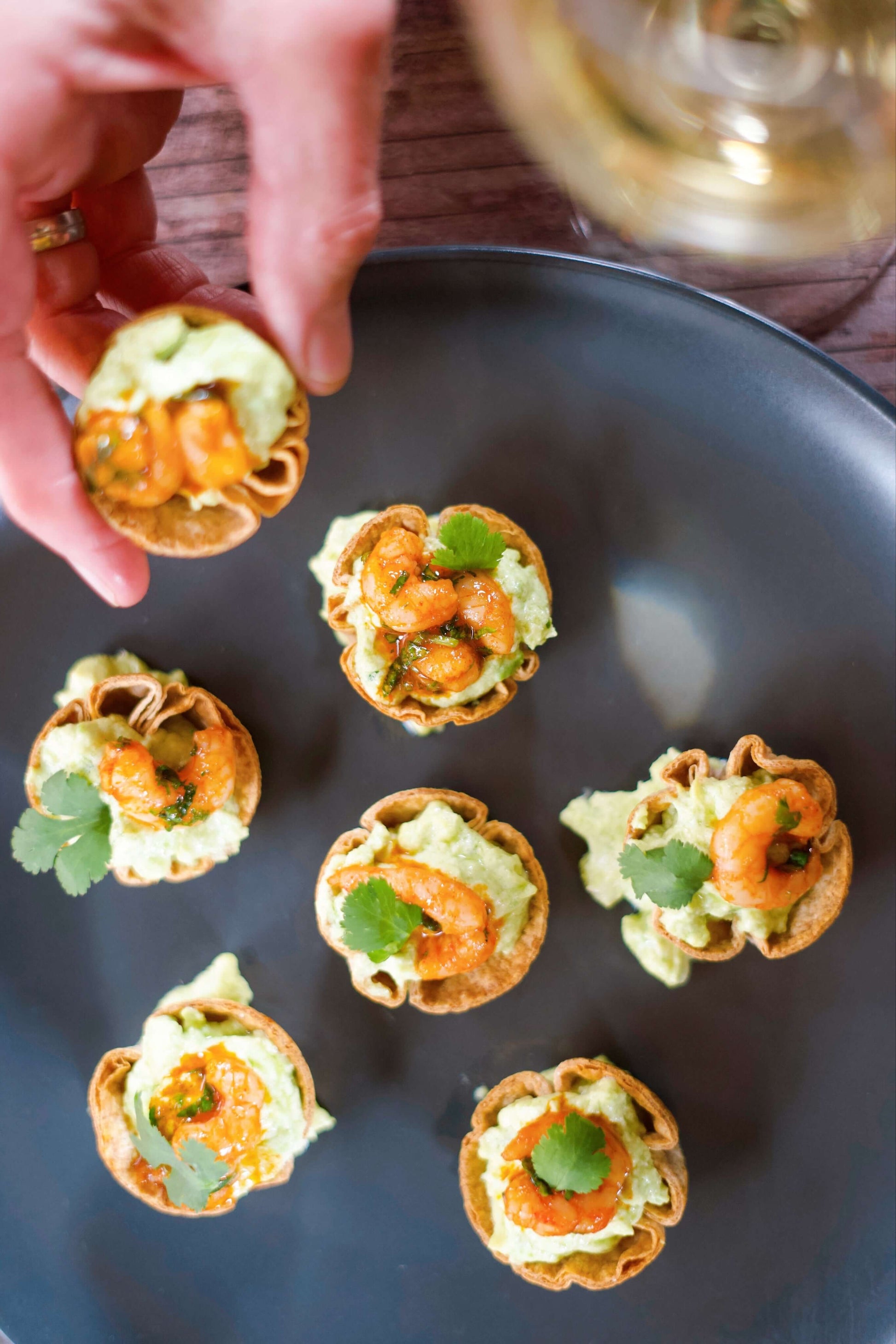 Mini coupoles de tortilla croustillantes au fromage, coriandre et crevettes nordiques citron–paprika fumé