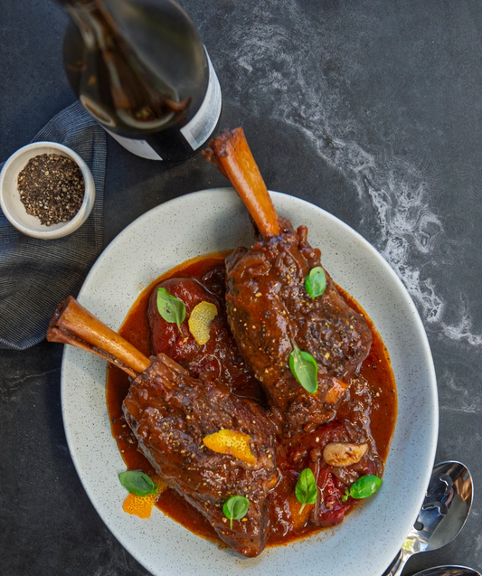 Jarrets d’agneau à l’étouffée, vin rouge, tomates et herbes fraîches