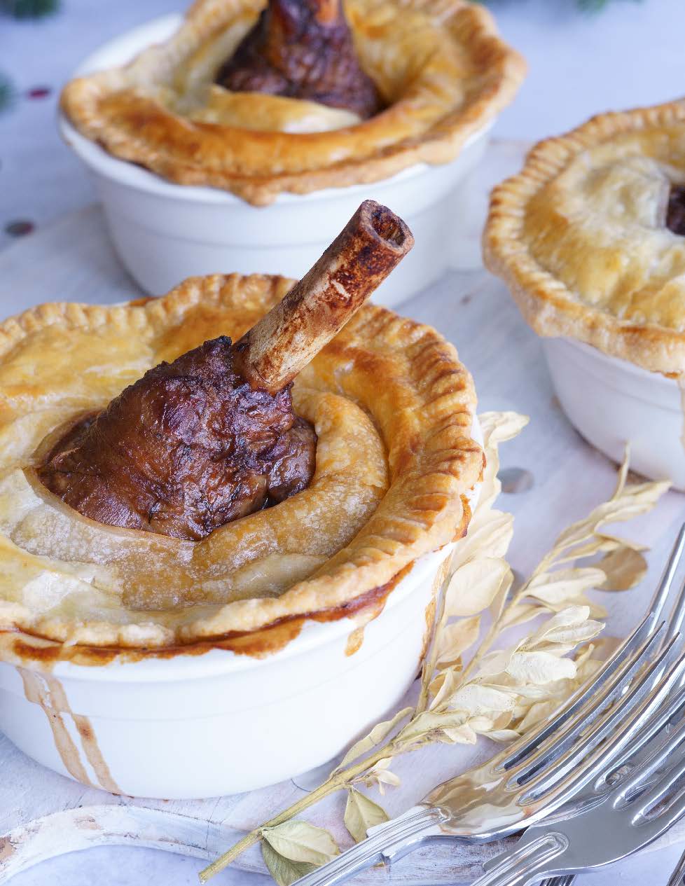 Jarrets d’agneau, vin rouge et tomates en pâte feuilletée