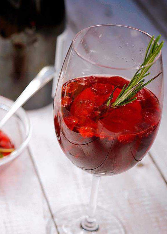 Kir royal au cassis et au romarin