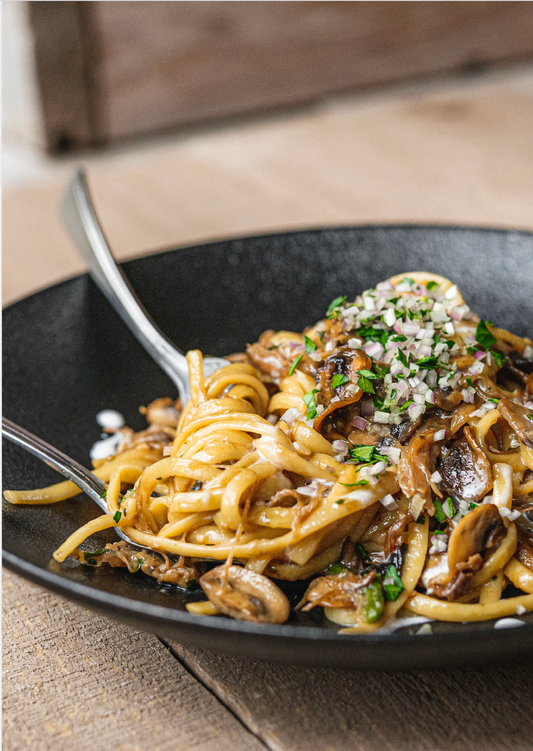 Linguine de canard confit, aux champignons et au jus de viande corsé