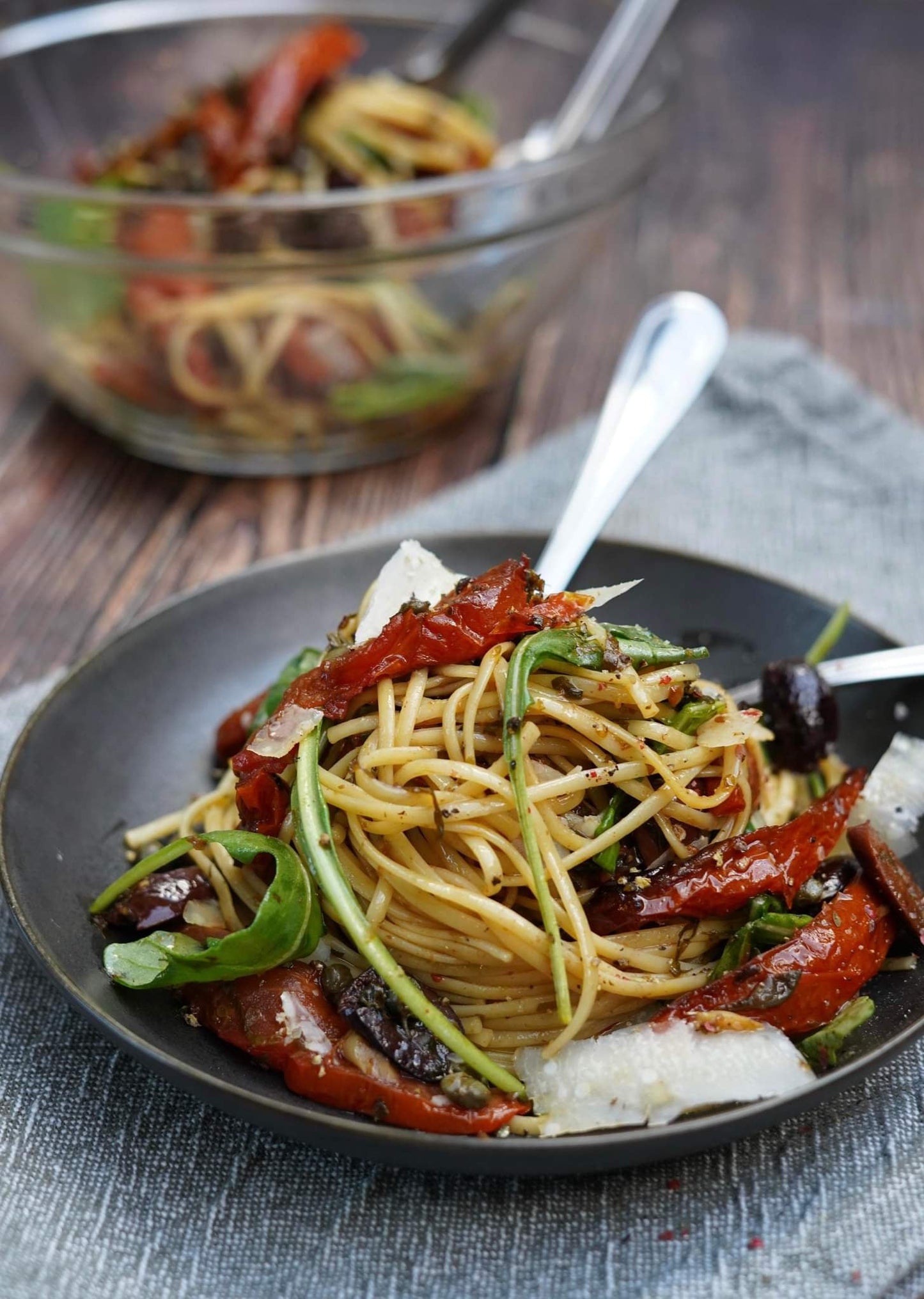 Linguines à la fricassée de tomates aux olives et aux câpres